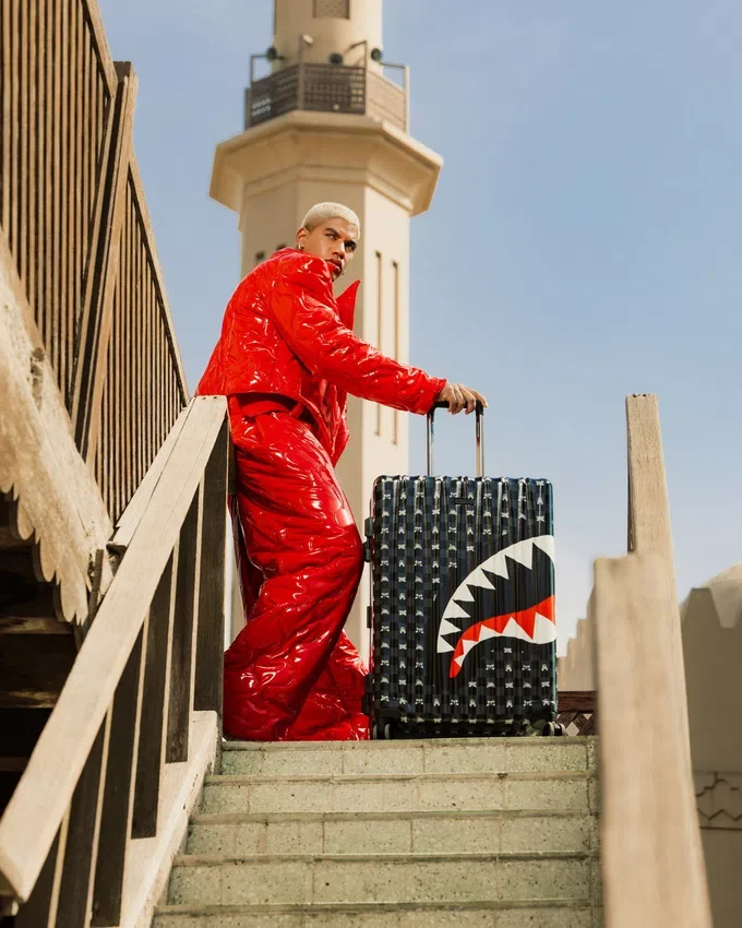 BAGAJ DE CALATORIE DE DIMENSIUNE NORMALĂ SHARK MOB HIDEOUT