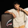 BUZUNAR EXTERIOR CU FERMOAR AURIU „SHARKS IN PARIS” – Bagaje de mână jetsetter