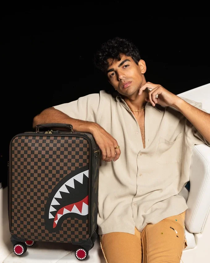 BUZUNAR EXTERIOR CU FERMOAR AURIU „SHARKS IN PARIS” – Bagaje de mână jetsetter