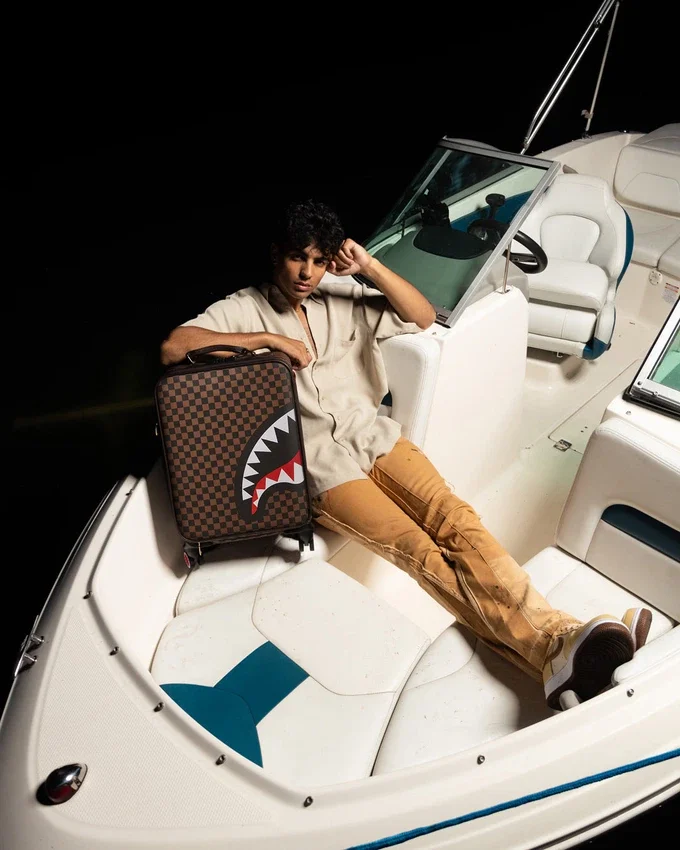 BUZUNAR EXTERIOR CU FERMOAR AURIU „SHARKS IN PARIS” – Bagaje de mână jetsetter