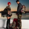 BUZUNAR EXTERIOR CU FERMOAR AURIU „SHARKS IN PARIS” – Bagaje de mână jetsetter