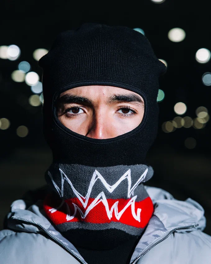 Cagula „SEWN SHUT”