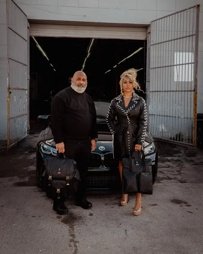 GEANTĂ DE GENȚI POȘTAȘE JAMES FIRST CLASS TYCOON TRAVELER CROSSOVER