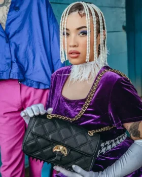 GENȚĂ DE MÂNĂ NOIR QUILT CU LANȚ AURIU ȘI MOTIV DE RECHIN