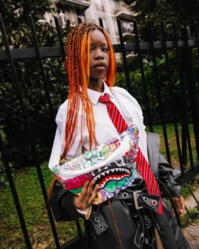 LE MONDE DES GRAFFITIS Savvy Crossbody