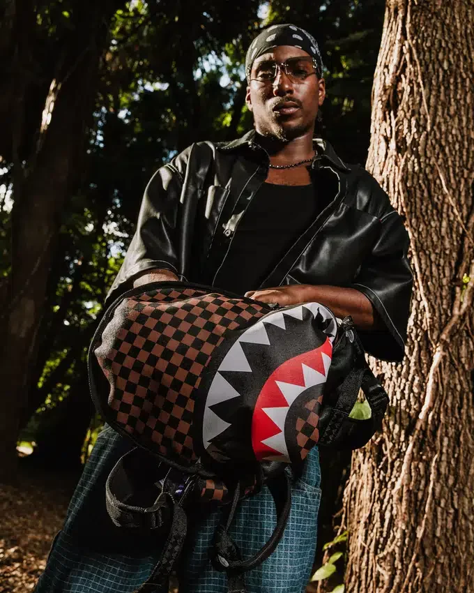 NU SE POATE!!! UN RUCSACURI REVERSIBIL – DE LA VELUR VIOLET RUCSACUL OG SHARKS IN PARIS