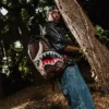 NU SE POATE!!! UN RUCSACURI REVERSIBIL – DE LA VELUR VIOLET RUCSACUL OG SHARKS IN PARIS