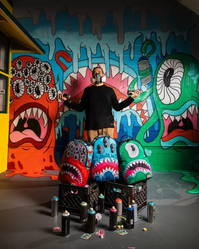 RUCSACUL BLINKY SHARK, COLABORARE CU ARTISTUL JORGE RODRIGUEZ