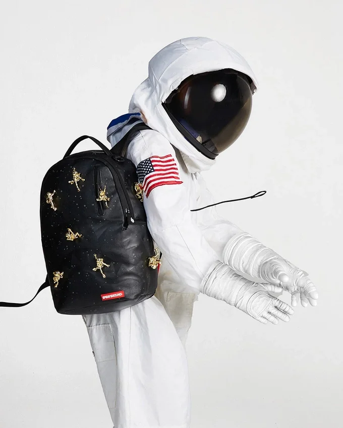RUCSACUL „LOST IN SPACE” (10 ASTRONAUȚI 3D DIN METAL AURIU)