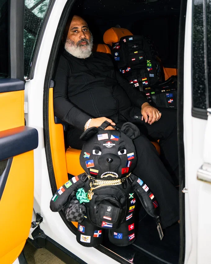 RUCSACUL MONEYBEAR CU STEAGURI INTERNAȚIONALE JAMES FIRST CLASS