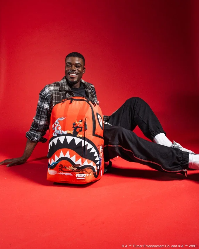 RUCSACULI DLXSR „LOONEY TUNES SHARK RUN”