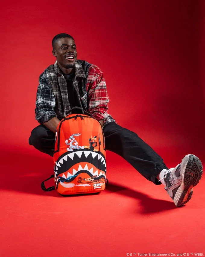 RUCSACULI DLXSR „LOONEY TUNES SHARK RUN”