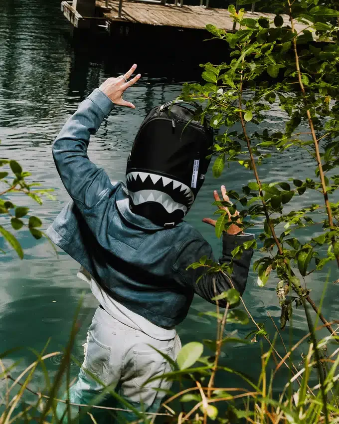 RUCSACULI SHARK CENTRAL DANGER ZONE