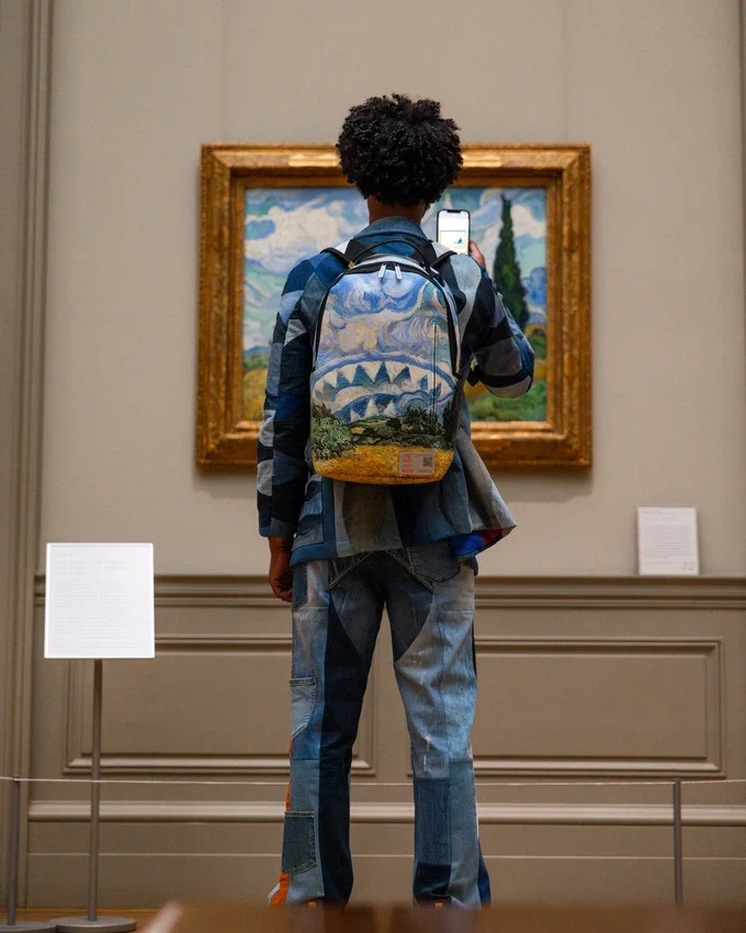 RUCSAKUL MET VAN GOGH „CÂMP DE GRÂU CU CIPRESI”