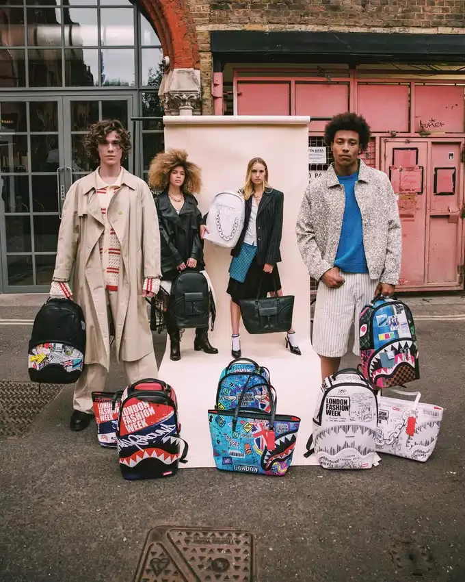 SACOȘE DE MÂNĂ „THE STRAND” DE LA LONDON FASHION WEEK