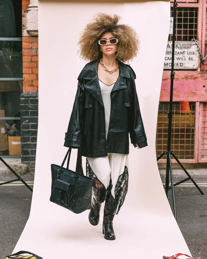 SACOȘE GATA PENTRU COVORUL ROȘU DE LA LONDON FASHION WEEK