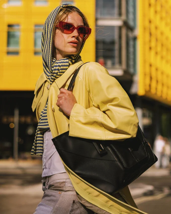 SACOȘE GATA PENTRU COVORUL ROȘU DE LA LONDON FASHION WEEK