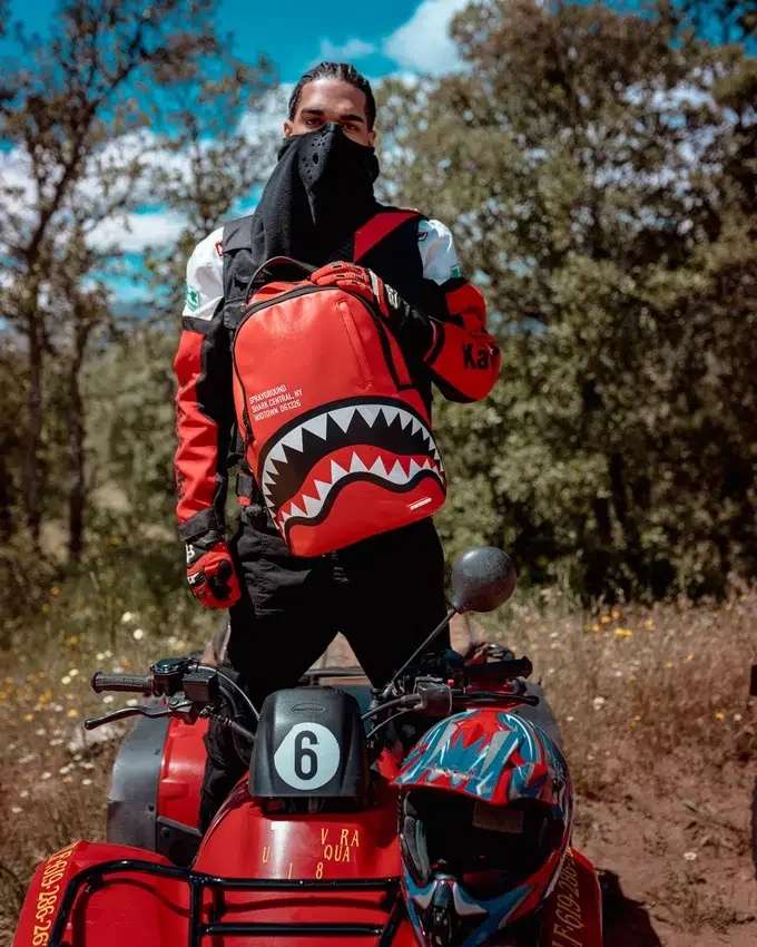 SHARK CENTRAL (ROȘU) (DLXV)