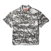 TRICOU CU MÂNECI SCURTE ȘI NASTURI ÎN FAȚĂ GRAFFITI
