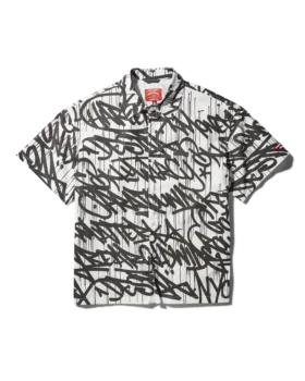 TRICOU CU MÂNECI SCURTE ȘI NASTURI ÎN FAȚĂ GRAFFITI
