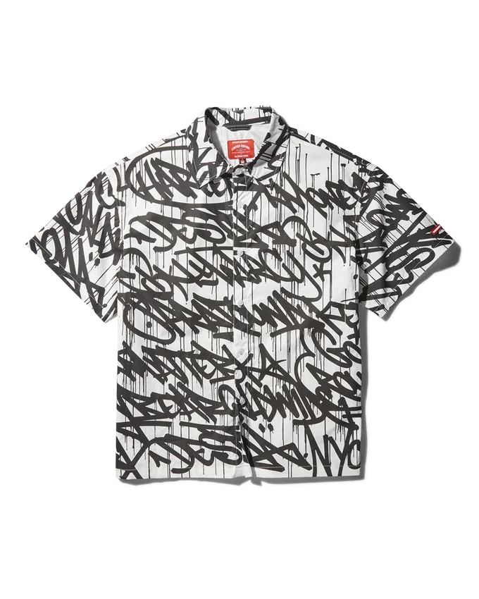 TRICOU CU MÂNECI SCURTE ȘI NASTURI ÎN FAȚĂ GRAFFITI