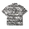 TRICOU CU MÂNECI SCURTE ȘI NASTURI ÎN FAȚĂ GRAFFITI