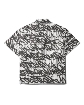 TRICOU CU MÂNECI SCURTE ȘI NASTURI ÎN FAȚĂ GRAFFITI