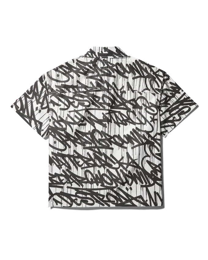 TRICOU CU MÂNECI SCURTE ȘI NASTURI ÎN FAȚĂ GRAFFITI
